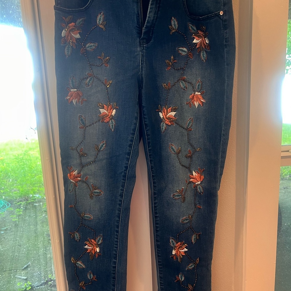 Size6/8  Chicos beaded  “the so slimming girlfriend ankle Jean”